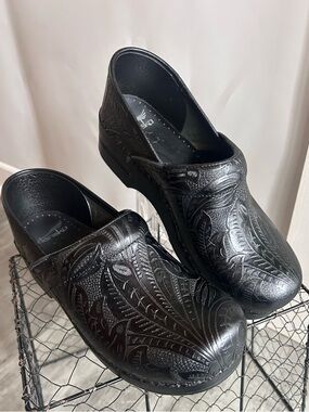 Dansko Tooled Leather Black Clogs 40 Floral Nurse Work Medical Boho Comfort Shoe